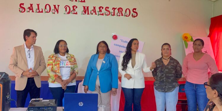 Regional 13 y directora distrital, realizan supervisión en centros educativos
