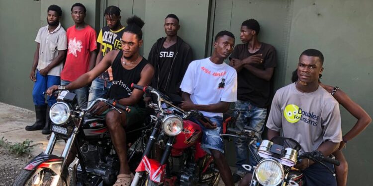 Durante patrullaje en Mao detienen a 30 nacionales haitianos y ocupan ocho motocicletas