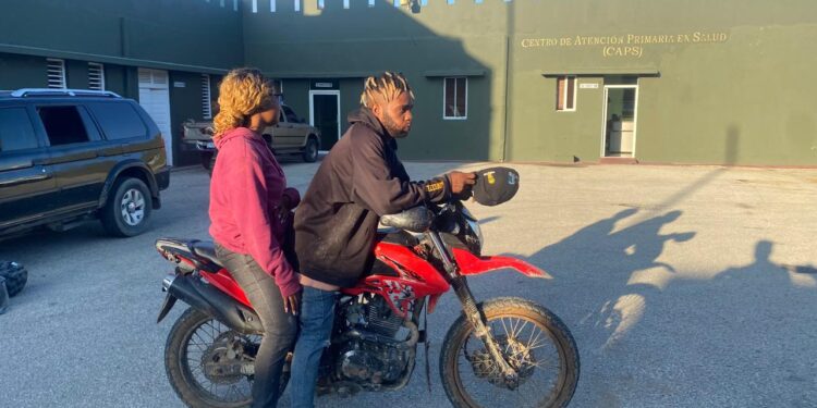 Ejército detiene a 16 indocumentados en una jeepeta y una motocicleta que flanqueaba el vehículo en San Juan de la Maguana
