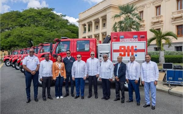 Alcalde Jesús Jerez recibe nuevo camión de bomberos para Montecristi
