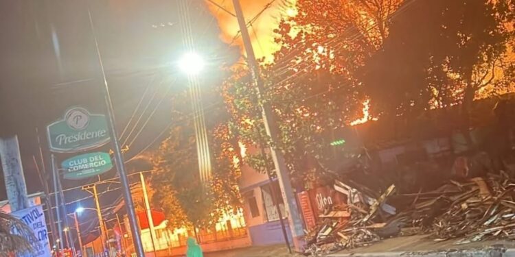 Incendio destruyó casa histórica Villa Doña Emilia en Montecristi