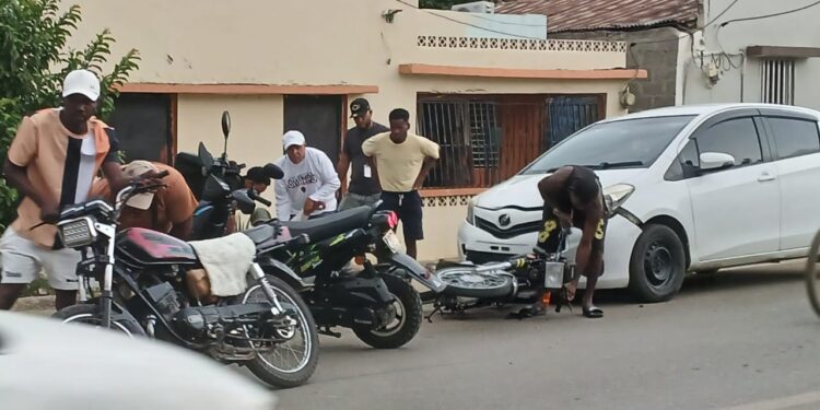 Se produce triple choque entre vehículo y motores  frente a farmacia en Dajabón 