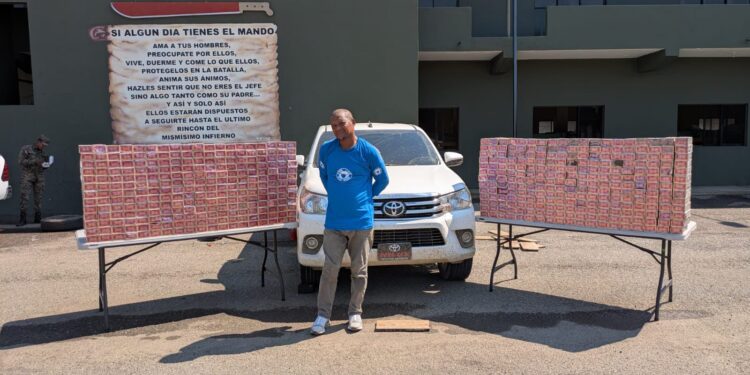 Ejército decomisa más de 200 mil cigarrillos descubiertos debajo de dos camionetas en Valverde