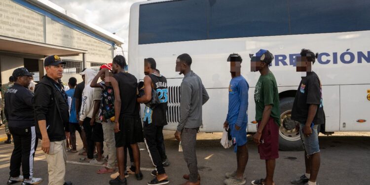 Operaciones de interdicción contra la inmigración irregular: detienen a 1,425 haitianos y repatrian a 1,234