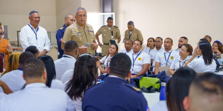 Director de Migración exhorta a inspectores mantener estrictos controles en terminales aéreas y marítimas