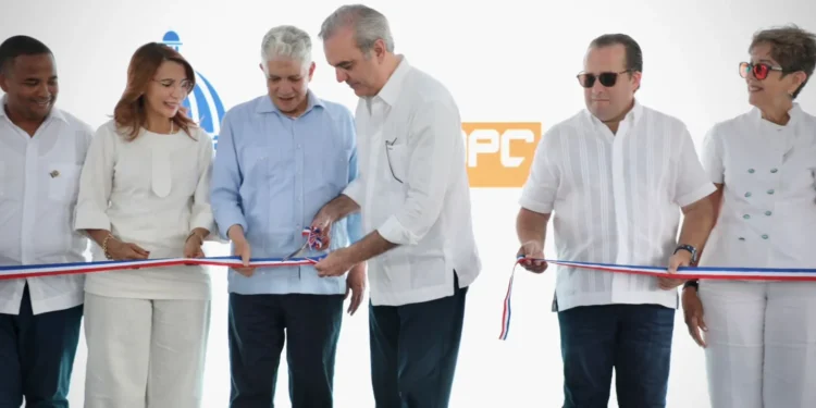 Abinader entrega carretera Villa Elisa-Punta Rucia-La Ensenada, que conecta Puerto Plata con Montecristi