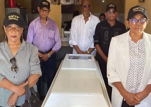 Comunicadores rindieron guardia de honor ante el féretro del periodista Pedro Ureña fallecido en Montecristi