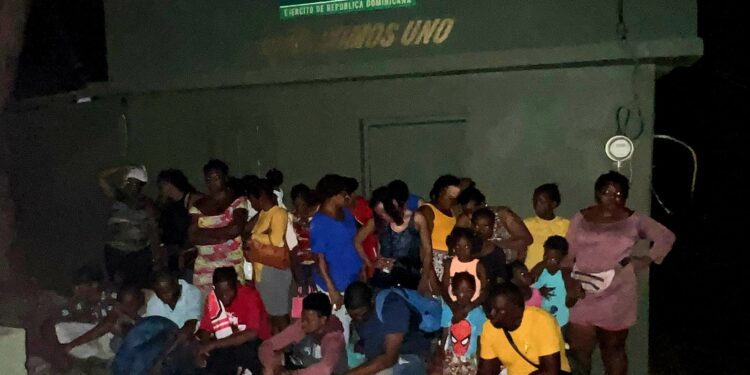 Ejército detiene a 48 nacionales haitianos en operativo en Doña Antonia de Mao