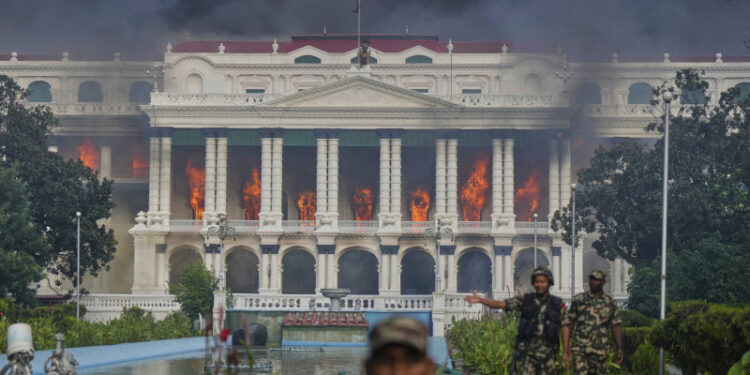 Muere quemada esposa de exprimer ministro de Nepal durante un ataque por manifestantes