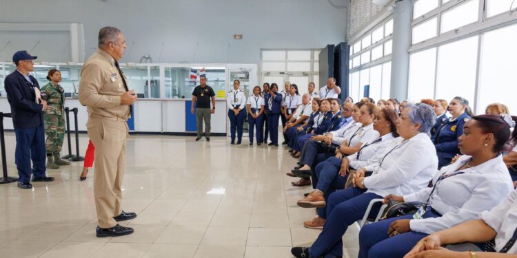 Director de Migración exhorta a inspectores en puertos a mantener controles y dar trato digno a los pasajeros