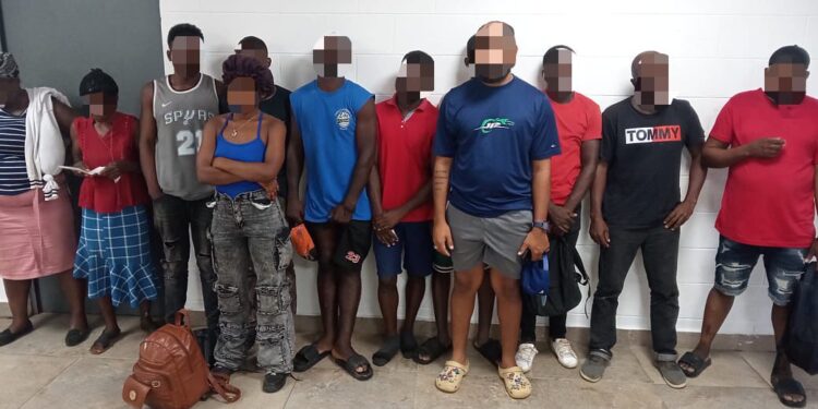 DGM detiene 12 haitianos indocumentados y a un dominicano que los escondía en un sótano en Loma de Cabrera