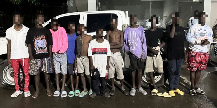 DGM detiene 12 menores haitianos con armas blancas y en alegadas acciones delincuenciales en la frontera