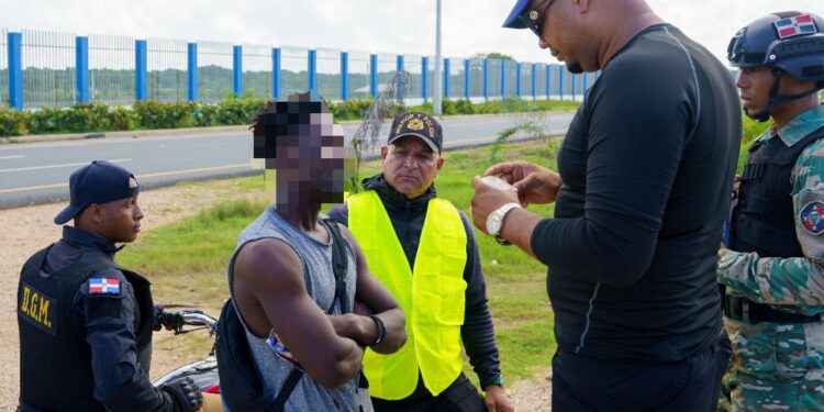DGM y Fuerzas detienen 1,329 indocumentados y repatrían 1,711 a través de puertas fronterizas