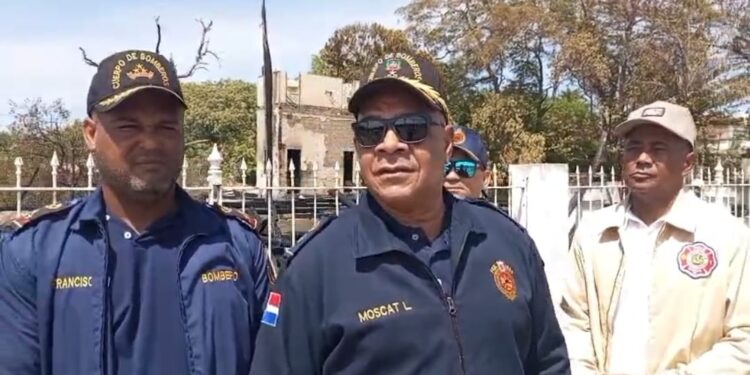 Vídeo: Bomberos de Santiago, Moca, Montecristi y DRICRIN investigan origen de incendio destruyo la Villa Doña Emilia