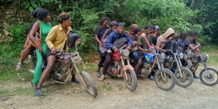 Ejército detiene cinco motociclistas que transportaban a 18 haitianos indocumentados en Dajabón