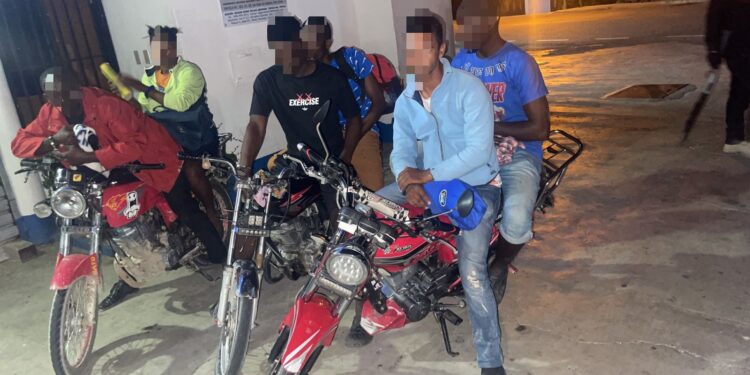 Tres motorizados detenidos en Azua por transportar haitianos en condición migratoria irregular