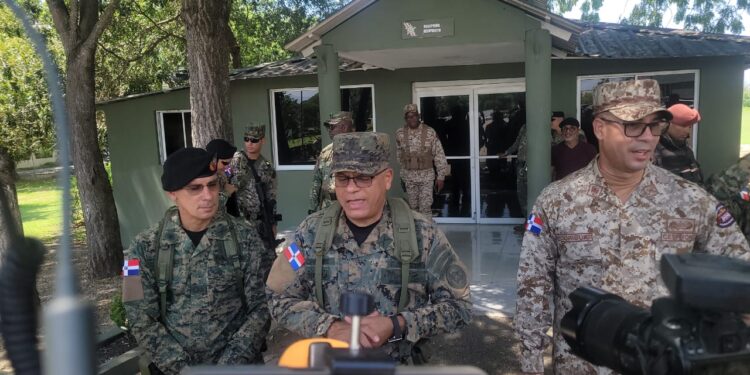 Ministro de defensa y comisión de asesores en seguridad recorrieron la frontera desde Pedernales hasta Dajabon 