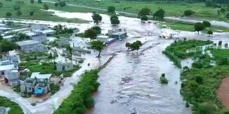 Desbordamiento de río Masacre inundó barrios y plantaciones agrícolas en la frontera entre Haiti y Republica Dominicana