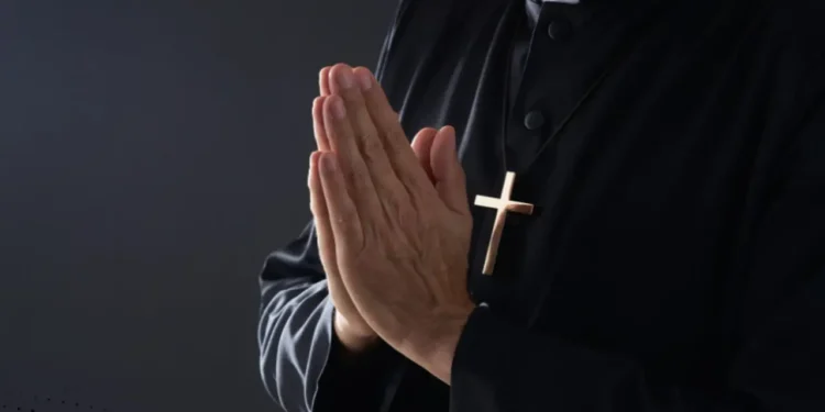 Suspenden sacerdote investigado por abuso a dos menores
