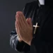 Suspenden sacerdote investigado por abuso a dos menores