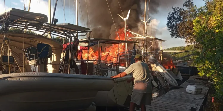 Se registra incendio en velero en muelle de Cumayasa, SPM
