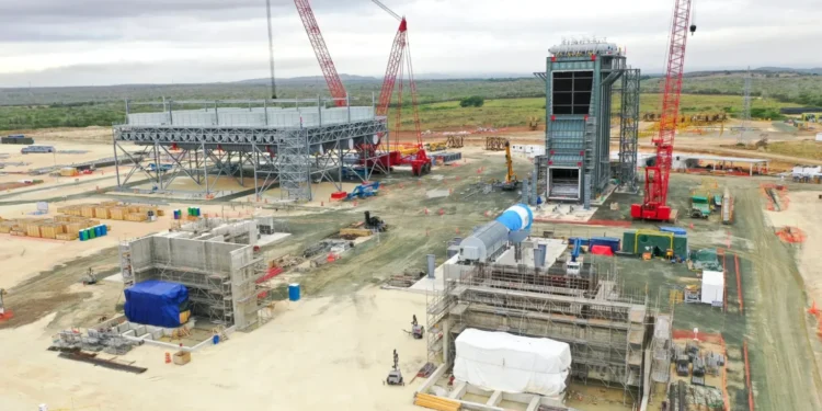 Unidad flotante llega a Montecristi para almacenar gas que alimentará planta de 412 MW