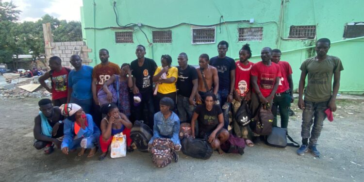Vídeo: El ejército detuvo tres vehículos con 36 haitianos indocumentados durante operativo en Valverde 