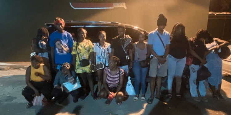 Detienen a dos conductores que transportaban a 16 migrantes haitianos en condición migratoria irregular en Mao