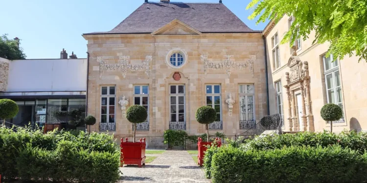 Atracan el museo Maison des Lumières en Francia tras el robo de Louvre