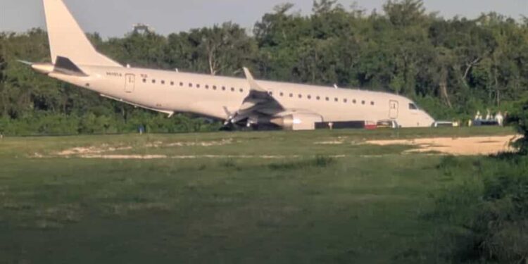 Un avión aterriza de emergencia en el AILA; no hay heridos