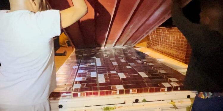 Ejército intercepta camión que llevaba contrabando de 160 mil cigarrillos debajo de una carga de productos agrícolas en Montecristi