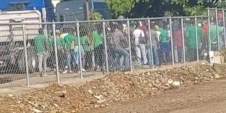 Haitianos protestan este miércoles por tercer día en CODVI contra aplicación de un 10% de descuento en sus salarios