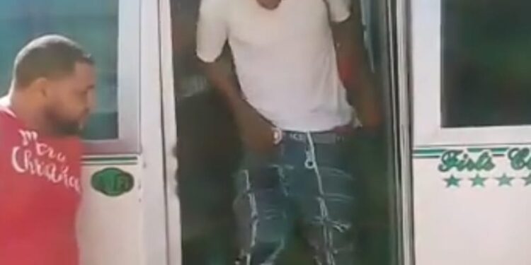 Migración detienen conductor de minibús traficaba indocumentados durante tenaz persecución en Dajabón  