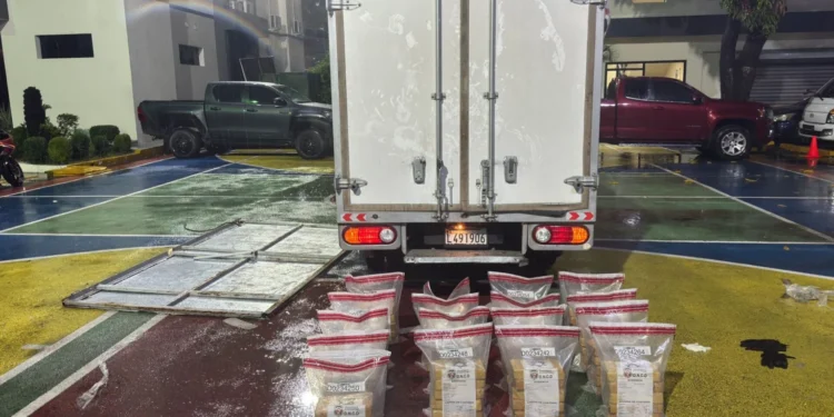 DNCD incauta 85 paquetes de presunta cocaína escondidos en techo de camión