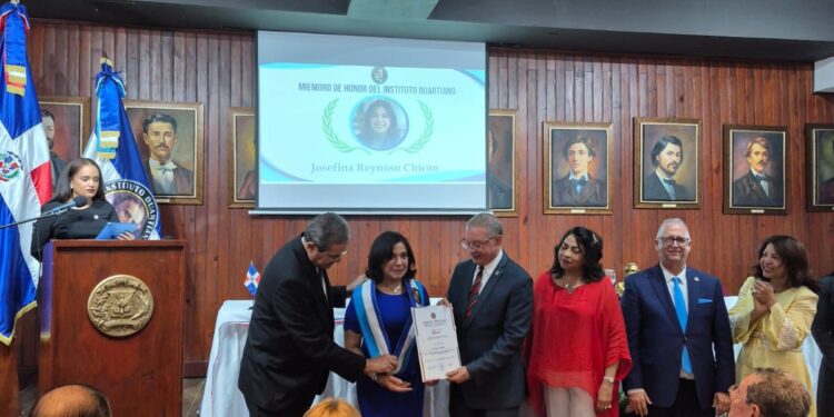 Instituto Duartiano distingue a Josefina Reynoso Chicón como Miembro de Honor