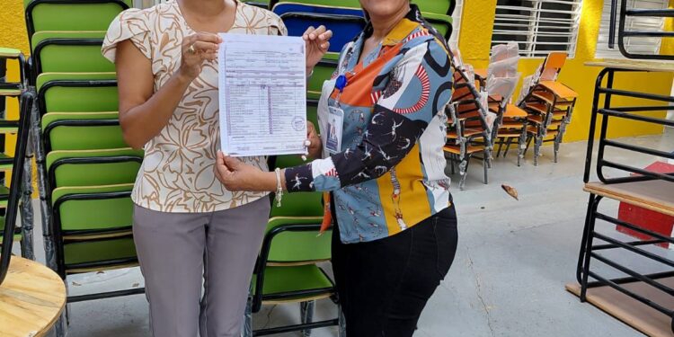 Directora del Distrito Educativo 13-04 gestiona entrega de mobiliarios escolares en Dajabón