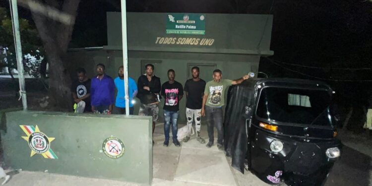 Detienen grupo de 18 haitianos indocumentados  en un centro de acopio  en Las Matas de Santa Cruz Montecristi