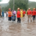 Rescatan familias atrapadas por inundaciones en el sector 30 de Mayo, Baní