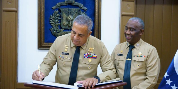 Director de Migración visita al comandante de la ARD y pasan balance a la cooperación interinstitucional