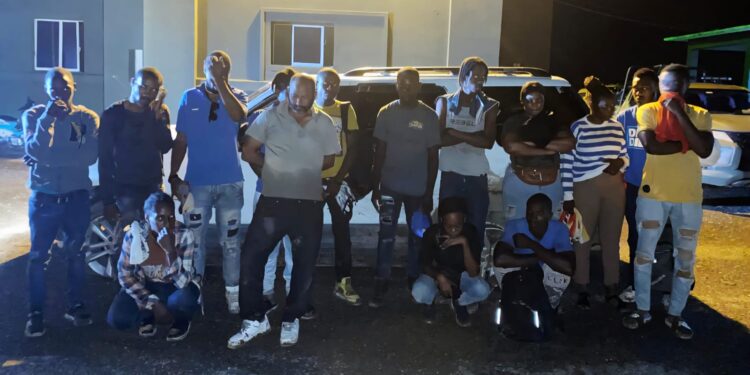 Ejército detiene conductor de jeepeta con 18 haitianos indocumentados en Villa Vásquez