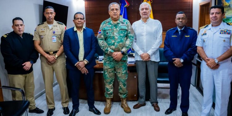 Director de migración recibe embajador de Colombia con quien conversa sobre temas migratorios