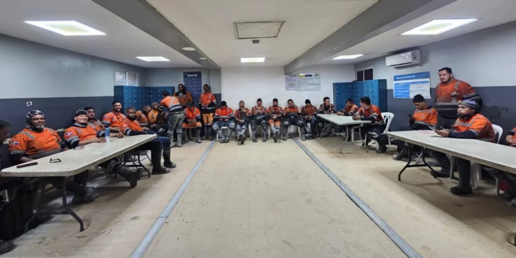 Rescatan a 80 empleados atrapados en mina de CORMIDOM