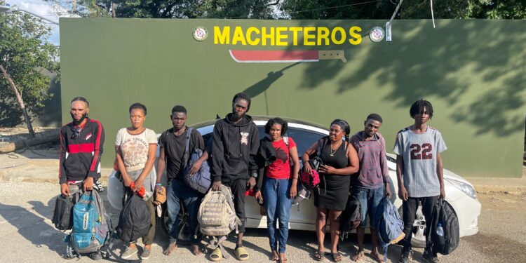 Ejército detiene a 19 migrantes haitianos en un vehículo y dos motocicletas en Valverde