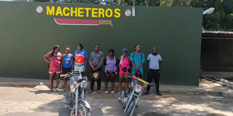 Ejército detiene a 19 migrantes haitianos en un vehículo y dos motocicletas en Valverde