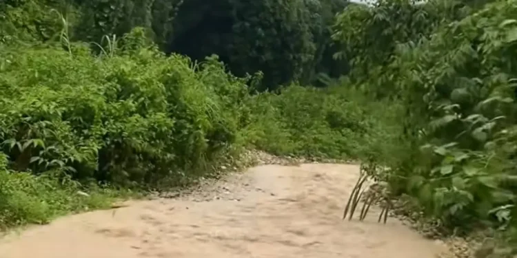 Crecidas del río Nizaíto incomunica varias comunidades de Paraíso, en la costa de Barahona