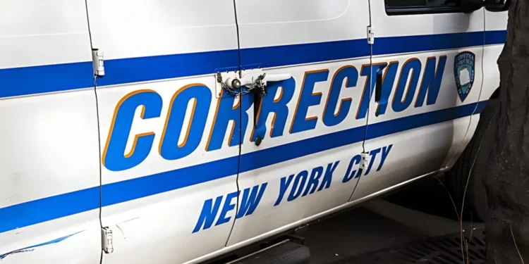 Hispano preso disparó e hirió a otro en NY dentro de un vehículo de prisión