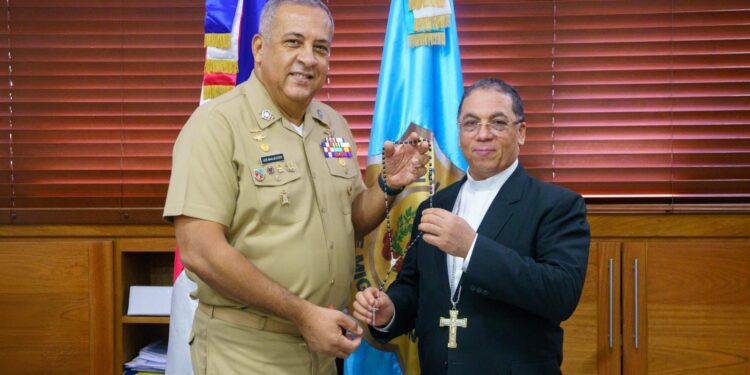 Director General de Migración recibe visita de cortesía del Obispo de San Pedro de Macorís