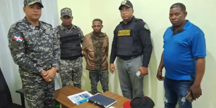 Se entrego a la Policía un hombre que mató a otro en el sector Los Guandules, en Barahona