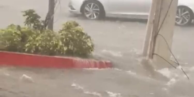 Defensa Civil Santiago informa hubo inundaciones urbana este jueves