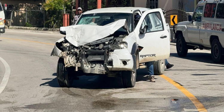 Tres heridos en choque de camión y camioneta en carretera turística Luperón
